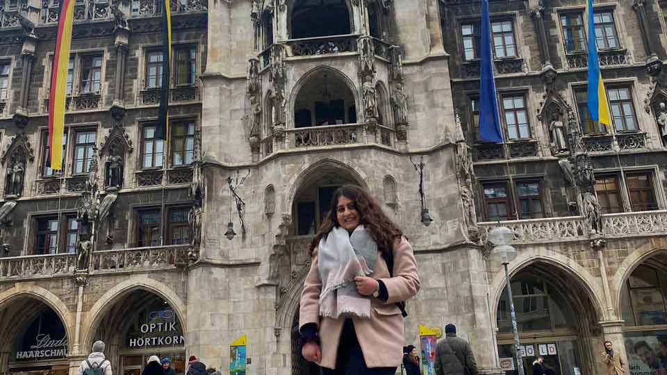 Erblina in front of the Town Hall in Munich