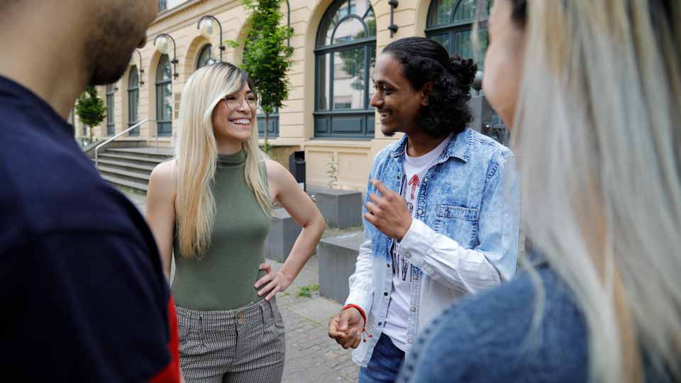 Students talking in front of the ISM Frankfurt campus